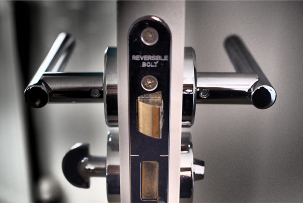 Door handle with a deadbolt lock